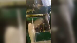 Đụ trong xe bị mọi người bu quanh quay lại và cổ vũ, cười nói cặp đôi tắt cả nứng