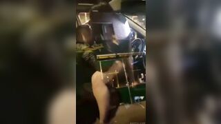Đụ trong xe bị mọi người bu quanh quay lại và cổ vũ, cười nói cặp đôi tắt cả nứng