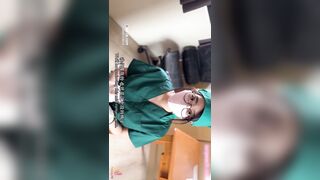Y Tá Giúp Bênh Nhân Lây Tinh Trùng Xét Nhiệm
