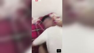 Thanh niên nhát gái bị mấy con bạn cùng lớp bắt nạt tụt quần ra lấy tay sục cặc cho