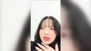 E Uyển Chi 2ka9 Bị gạ show vú móc lồn khi ko có ai ở nhà