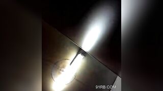 Quay lén em gái đi vệ sinh lau con chem chép