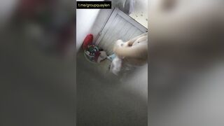 Quay lén gái tắm lồn nhiều lông