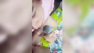 Hát karaoke mà em chơi hẳn 2 míc