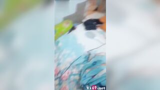 Hát karaoke mà em chơi hẳn 2 míc