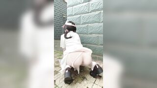 Gái đít bự đái bậy giữa đường