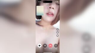 Em gái mới lớn gọi cam cho ny xem lồn rồi móc