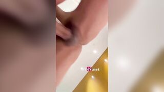 Quần lót em còn chưa kịp cởi hết anh đã lao vào xả