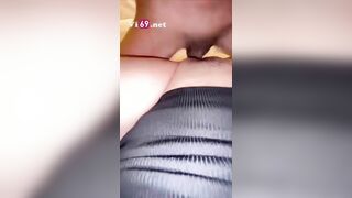Quần lót em còn chưa kịp cởi hết anh đã lao vào xả