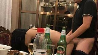 Clip Hot Nhậu Phòng Vip Thanh Niên Húp Trọn Con Hàu Sữa Của Em Tiếp Thị Bia