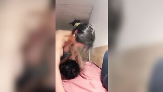 Dí lồn vào mặt bắt em trai liếm bú uống nước lồn dâm đãng