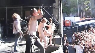 Độc lạ tây địt nhau giữa concert rock