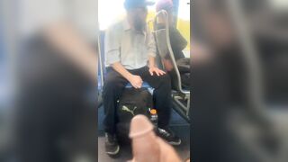 Xuất trước mặt ng lạ trên chuyến xe bus công cộng
