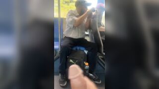 Xuất trước mặt ng lạ trên chuyến xe bus công cộng