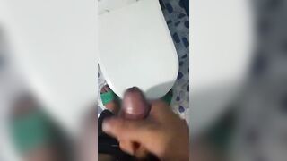 Trốn vợ ra WC thủ dâm