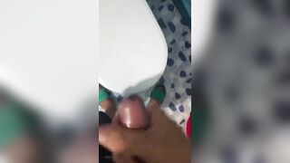 Trốn vợ ra WC thủ dâm