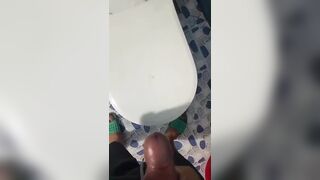 Trốn vợ ra WC thủ dâm