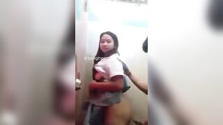 Cặp đôi học sinh Philippines chịch lén nhau trong nhà vệ sinh của trường học