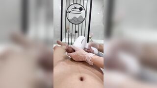 Tiếp tục series đi spa triệt lông chịm được gái sờ chim sướng 2