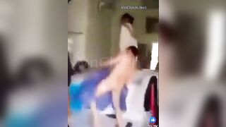 Đang địt nhau sướng thì con vợ ập vào bắt tại trận và cái kết