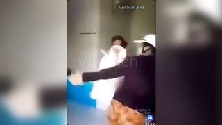 Đang địt nhau sướng thì con vợ ập vào bắt tại trận và cái kết
