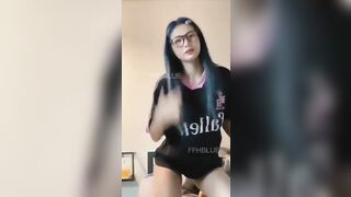Vừa đi hc về, Teen HS đã cởi đồ show vú móc lồn cho bạn xem