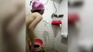 Quay lén chị họ tắm 11