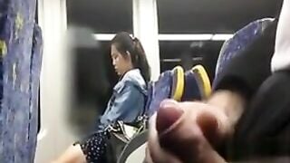 Quay tay cho những cô gái trên tàu điện xem