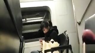 Quay tay cho những cô gái trên tàu điện xem