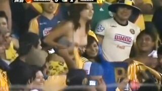 Cam live bắt trọn cảnh show vú của cổ động viên quá khích giờ cả nước thấy cùng lúc