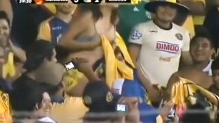Cam live bắt trọn cảnh show vú của cổ động viên quá khích giờ cả nước thấy cùng lúc