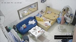 Quay lén 3 chị em thuê chung phòng trọ