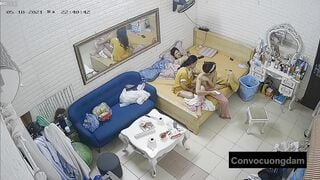 Quay lén 3 chị em thuê chung phòng trọ