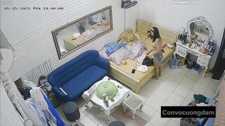 Quay lén 3 chị em thuê chung phòng trọ 3