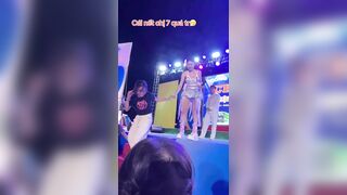 Hana cẩm tiên diện đồ xiu ngắn khi diễn show