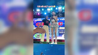 Hana cẩm tiên diện đồ xiu ngắn khi diễn show