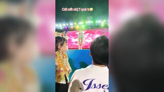 Hana cẩm tiên diện đồ xiu ngắn khi diễn show