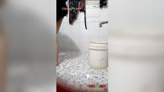 Làm liều quay lén chị họ đi tắm rửa lồn bị phát hiện