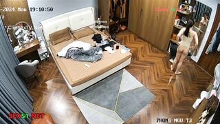 SV, cha dượng quay lén con gái thay quần áo móc lồn