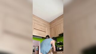 Anh  rể thịt e vk tại bếp khi đến nhà ăn tối