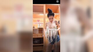 Ngân 98 lộ vú khi đang live stream