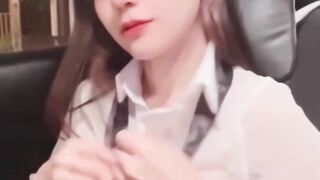 Chơi em thư kí vú to lồn múp lên cơn nứng lồn giữa đường