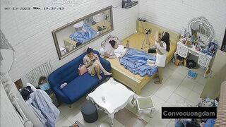Quay lén 3 chị em thuê chung phòng trọ 5