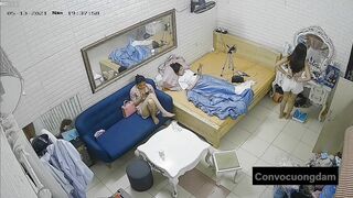 Quay lén 3 chị em thuê chung phòng trọ 5