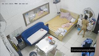 Quay lén 3 chị em thuê chung phòng trọ 6