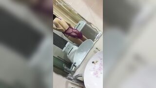 Học sinh mặc thử đồ lót người yêu tặng