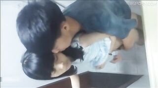 Cặp đôi học sinh mới lớn làm tình lén lúc trong nhà vệ sinh công cộng