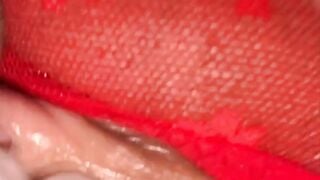 Cô gái thủ dâm bằng chuỗi ngọc trai
