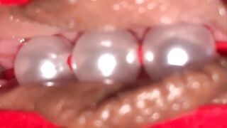 Cô gái thủ dâm bằng chuỗi ngọc trai