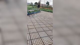 Cô gái thích khoe lồn nơi công cộng 13